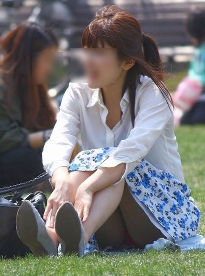 Long skirt squatting panchira image! Even if the skirt is long, you can see the pants firmly (°Д°) 10th image