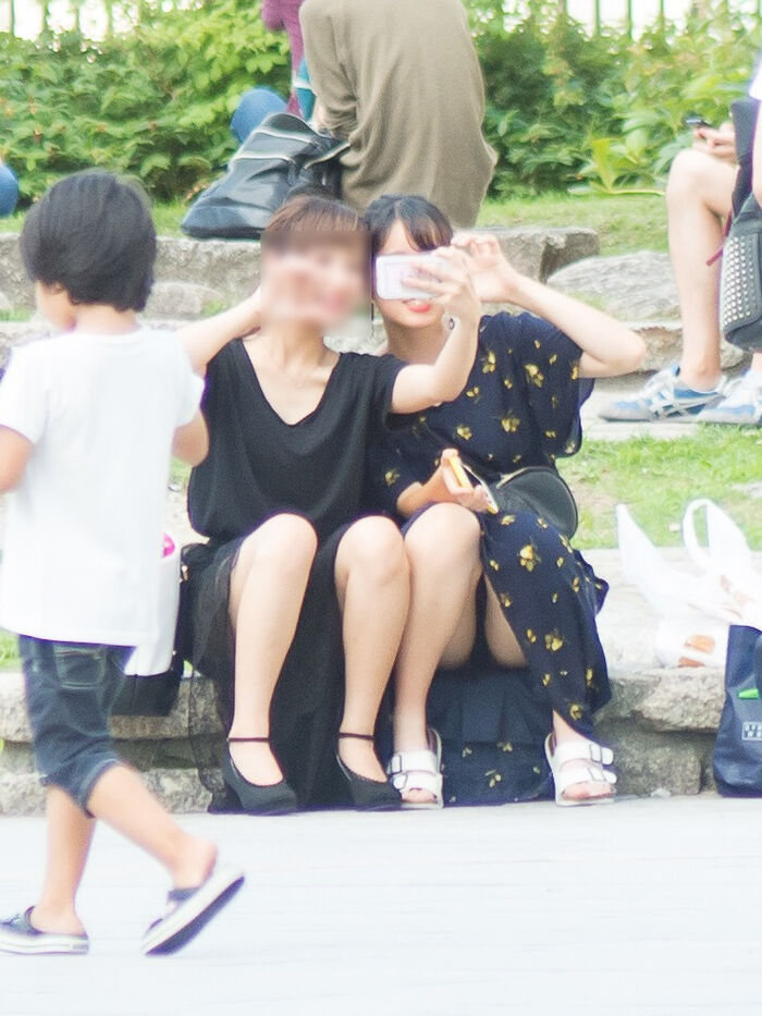 Long skirt squatting panchira image! Even if the skirt is long, you can see the pants firmly (°Д°) 13th image