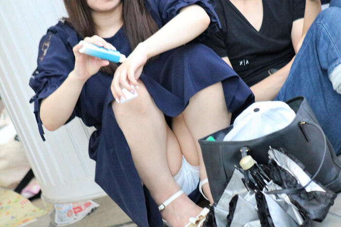 Long skirt squatting panchira image! Even if the skirt is long, you can see the pants firmly (°Д°) 15th image