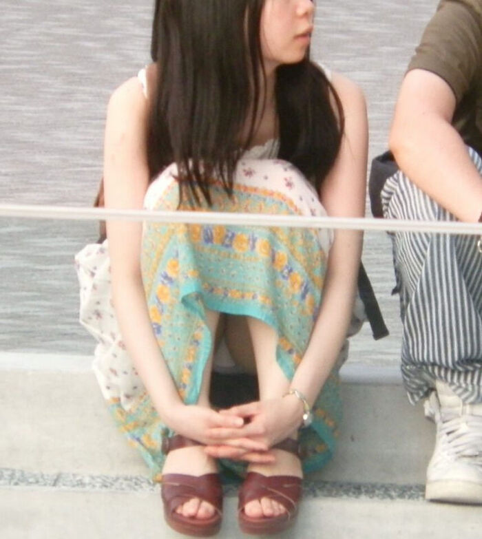 Long skirt squatting panchira image! Even if the skirt is long, you can see the pants firmly (°Д°) 16th image