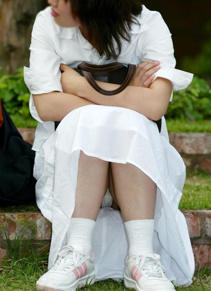Long skirt squatting panchira image! Even if the skirt is long, you can see the pants firmly (°Д°) 17th image