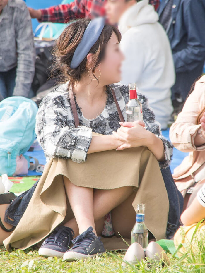 Long skirt squatting panchira image! Even if the skirt is long, you can see the pants firmly (°Д°) 18th image