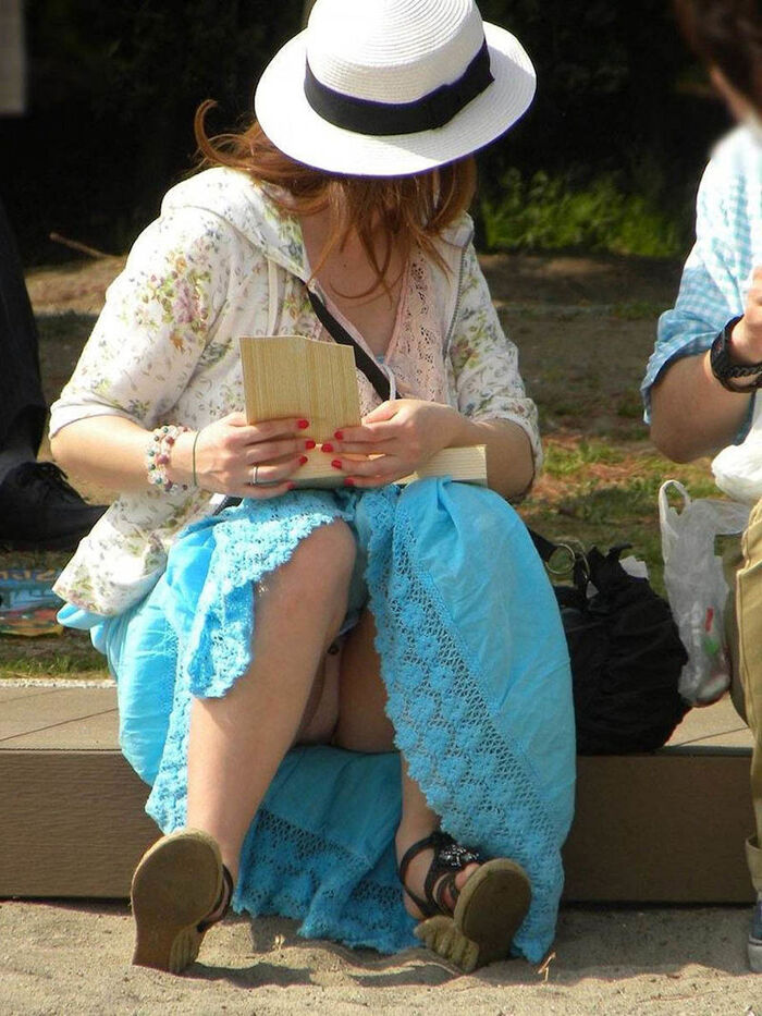 Long skirt squatting panchira image! Even if the skirt is long, you can see the pants firmly (°Д°) 19th image