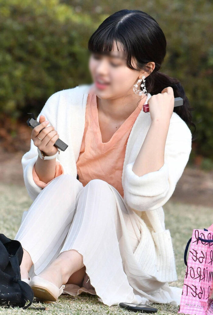 Long skirt squatting panchira image! Even if the skirt is long, you can see the pants firmly (°Д°) 21th image