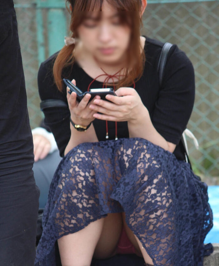 Long skirt squatting panchira image! Even if the skirt is long, you can see the pants firmly (°Д°) 22th image