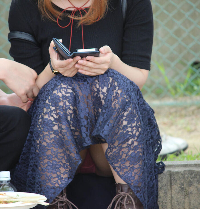 Long skirt squatting panchira image! Even if the skirt is long, you can see the pants firmly (°Д°) 23th image