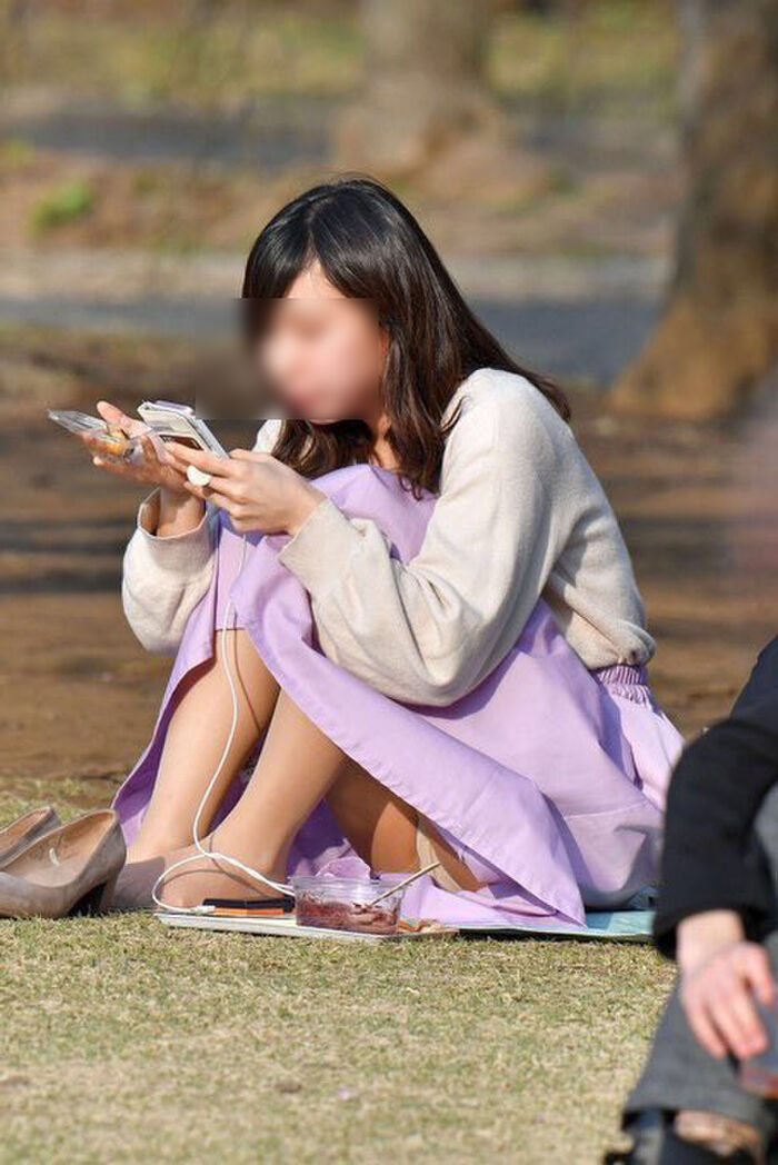 Long skirt squatting panchira image! Even if the skirt is long, you can see the pants firmly (°Д°) 25th image