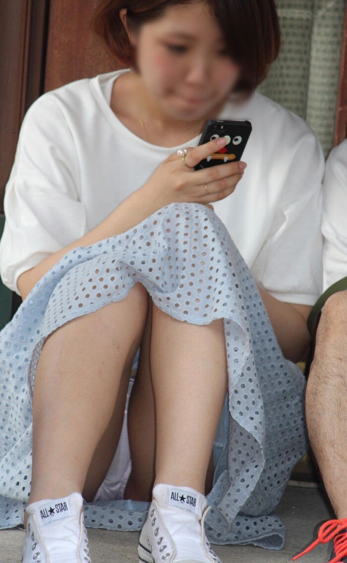 Long skirt squatting panchira image! Even if the skirt is long, you can see the pants firmly (°Д°) 27th image