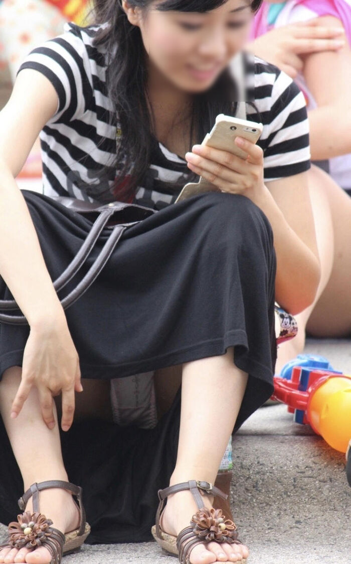 Long skirt squatting panchira image! Even if the skirt is long, you can see the pants firmly (°Д°) 4th image