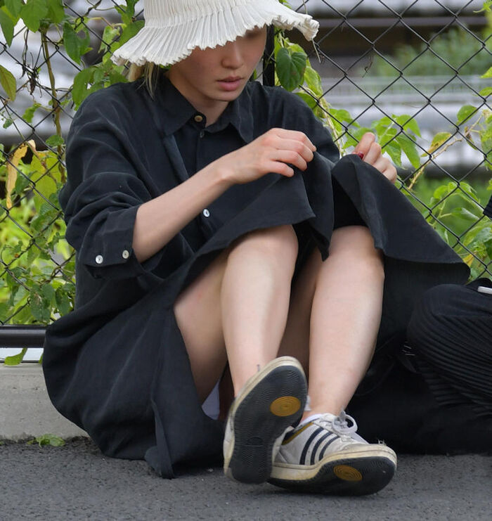 Long skirt squatting panchira image! Even if the skirt is long, you can see the pants firmly (°Д°) 5th image