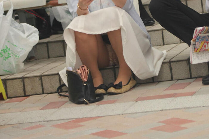 Long skirt squatting panchira image! Even if the skirt is long, you can see the pants firmly (°Д°) 7th image