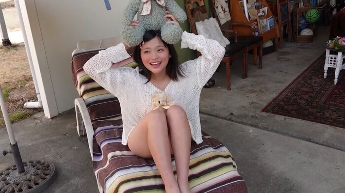 [Image] 17-year-old innocent idol, first swimsuit gravure debut wwwwww round face bob JK Natsusuzu Tsuji, showing off her naïve bikini appearance at Yanmaga!! 14th image