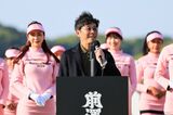Golf Maezawa Cup, each group is accompanied by a round girl