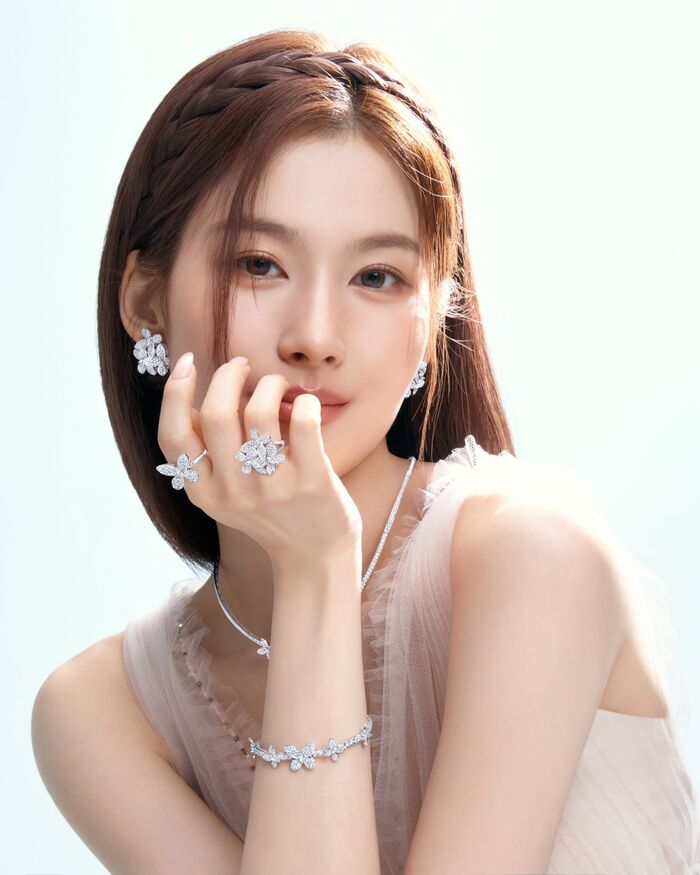 TWICE(트와이스) 사나(SANA) 그라프 버터플라이 컬렉션 화보 2th image