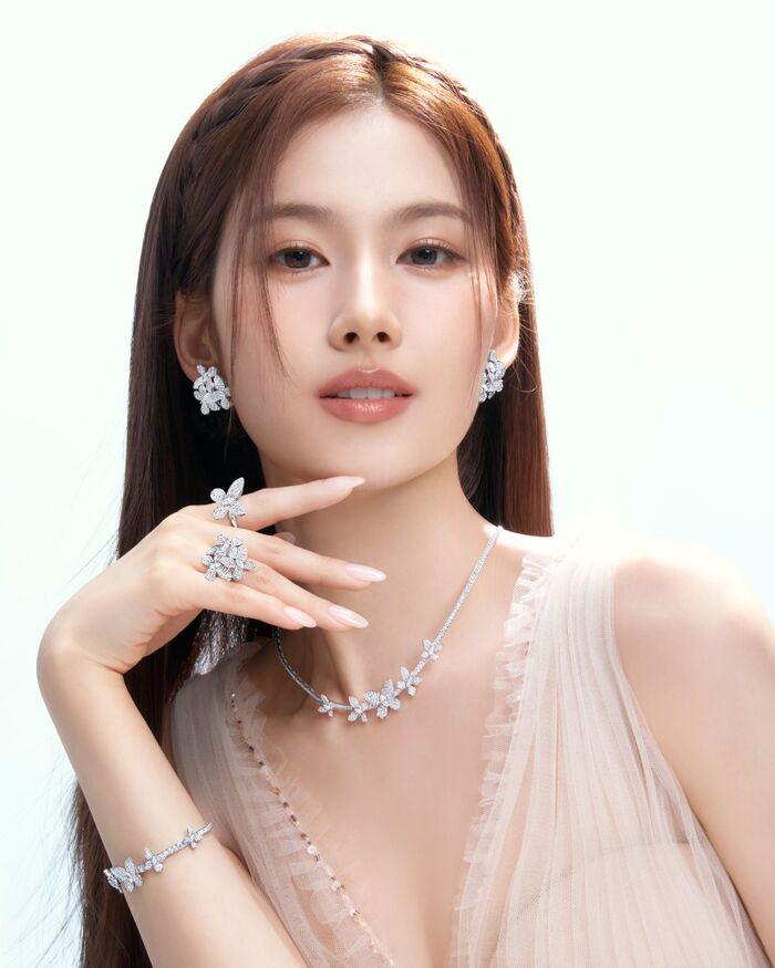 TWICE(트와이스) 사나(SANA) 그라프 버터플라이 컬렉션 화보 5th image