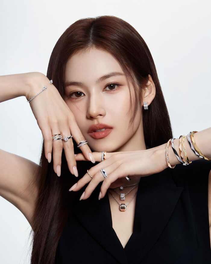 TWICE(트와이스) 사나(SANA) 그라프 버터플라이 컬렉션 화보 7th image