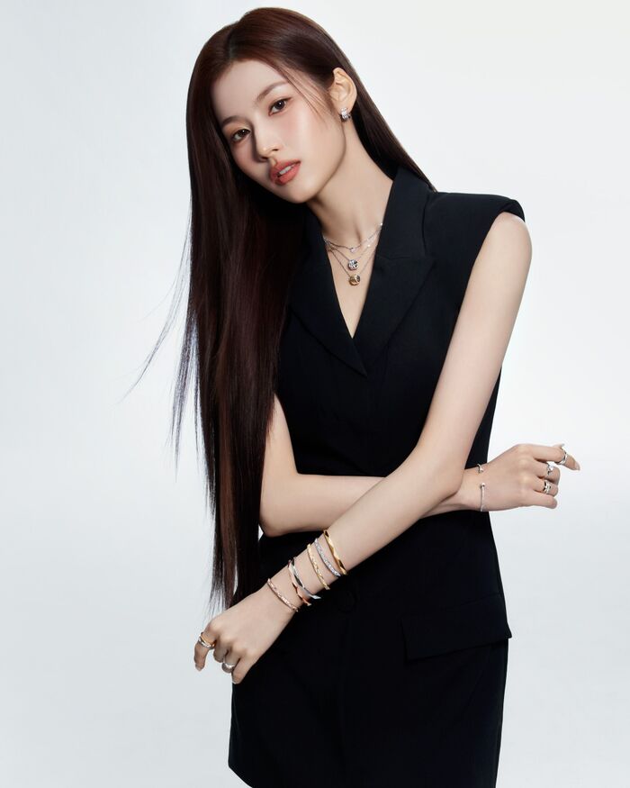 TWICE(트와이스) 사나(SANA) 그라프 버터플라이 컬렉션 화보 8th image