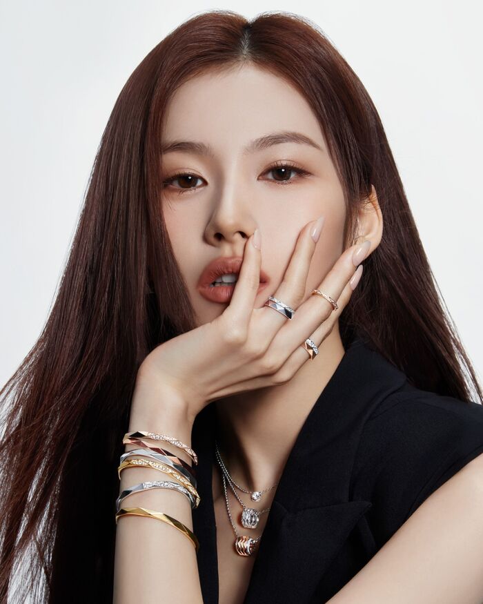TWICE(트와이스) 사나(SANA) 그라프 버터플라이 컬렉션 화보 9th image
