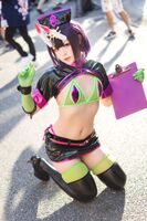 Sad news: A beautiful Chinese cosplayer wears a condom costume in public (with image)