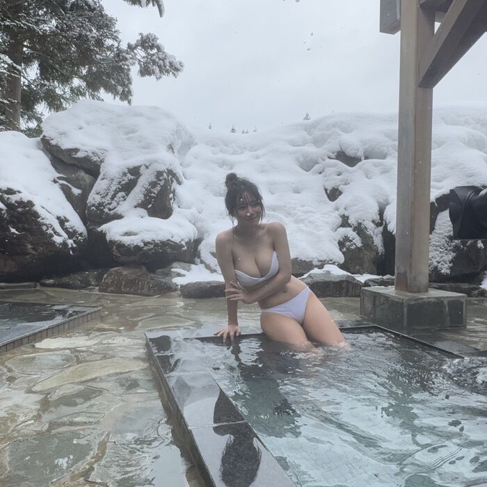 - [Colossal breasts image] A girl with a perfect face and body (21), the destructive power of swimsuit gravure is dangerous wwwwww Miss Magazine Hazuki Kurea's large volume bust shocks fans!! 35th image