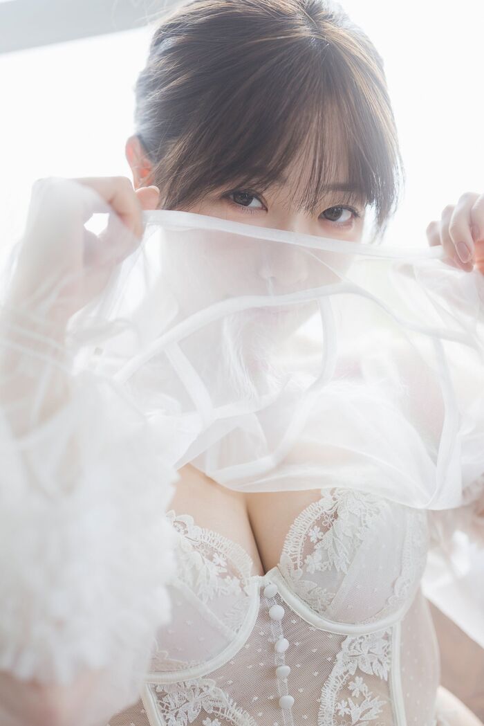 [Image] Kira Shiomi releases nude photo book wwwww A talented woman who ranks first in the high school mathematics national mock exam, challenges 'limit exposure' for the first time without a single thread!! 4th image