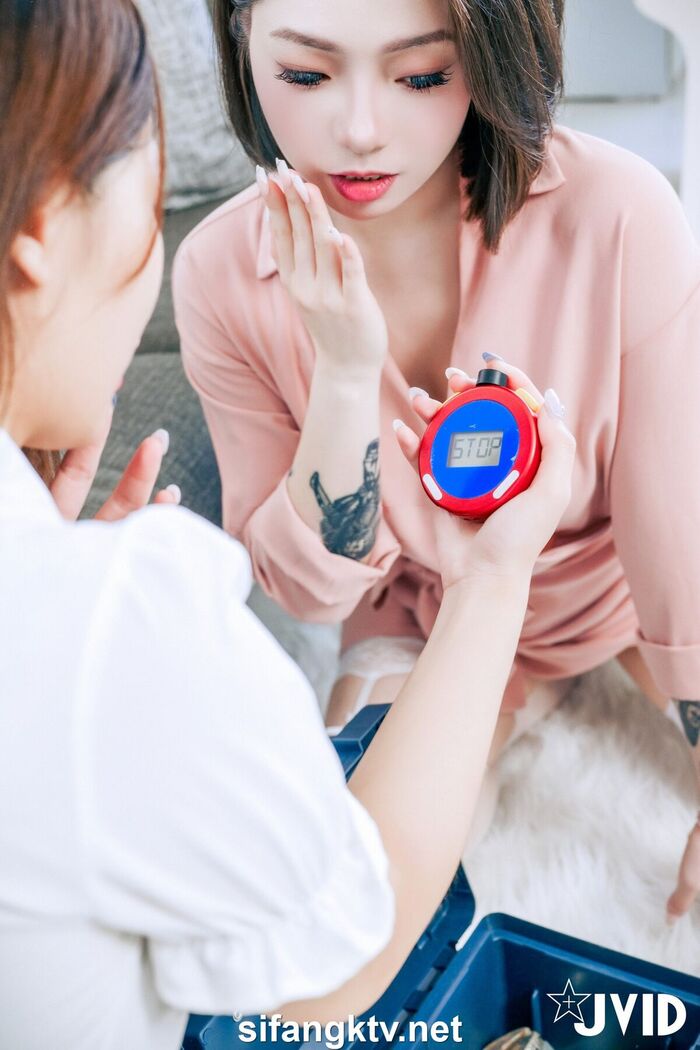 JVID Jie Mi 婕咪 Juice Ya Jie 雅捷 - 餓渴姊妹雅捷 婕咪用時間停止器侵犯維修工人 - 沒榨乾是不會停的 Part1 31th image