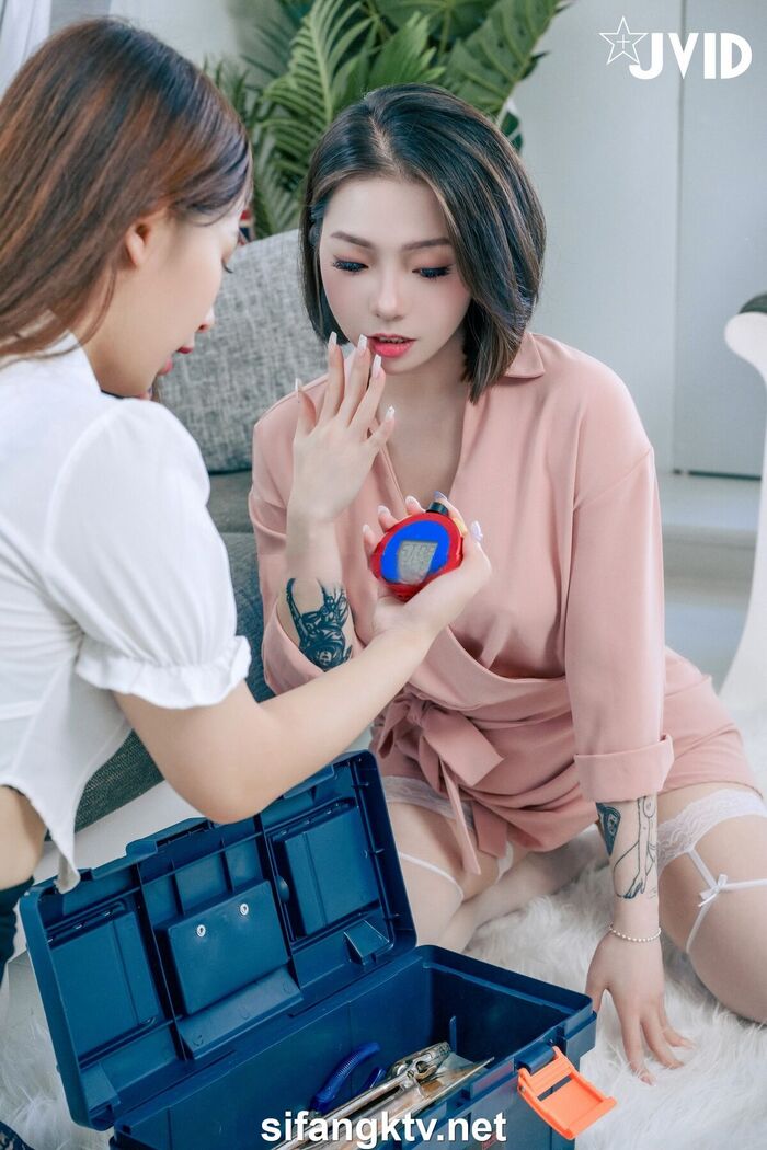 JVID Jie Mi 婕咪 Juice Ya Jie 雅捷 - 餓渴姊妹雅捷 婕咪用時間停止器侵犯維修工人 - 沒榨乾是不會停的 Part1 32th image