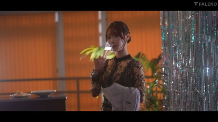 Popular AV actress Moe Angel packs all of her life as an AV actress in a work that she wanted to be released later than her retirement work lol 16th image