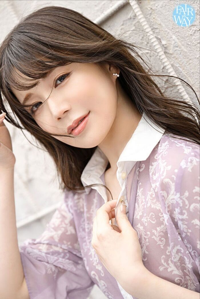 Former local station announcer Natsuki Waka shows off her nude boobs 4th image