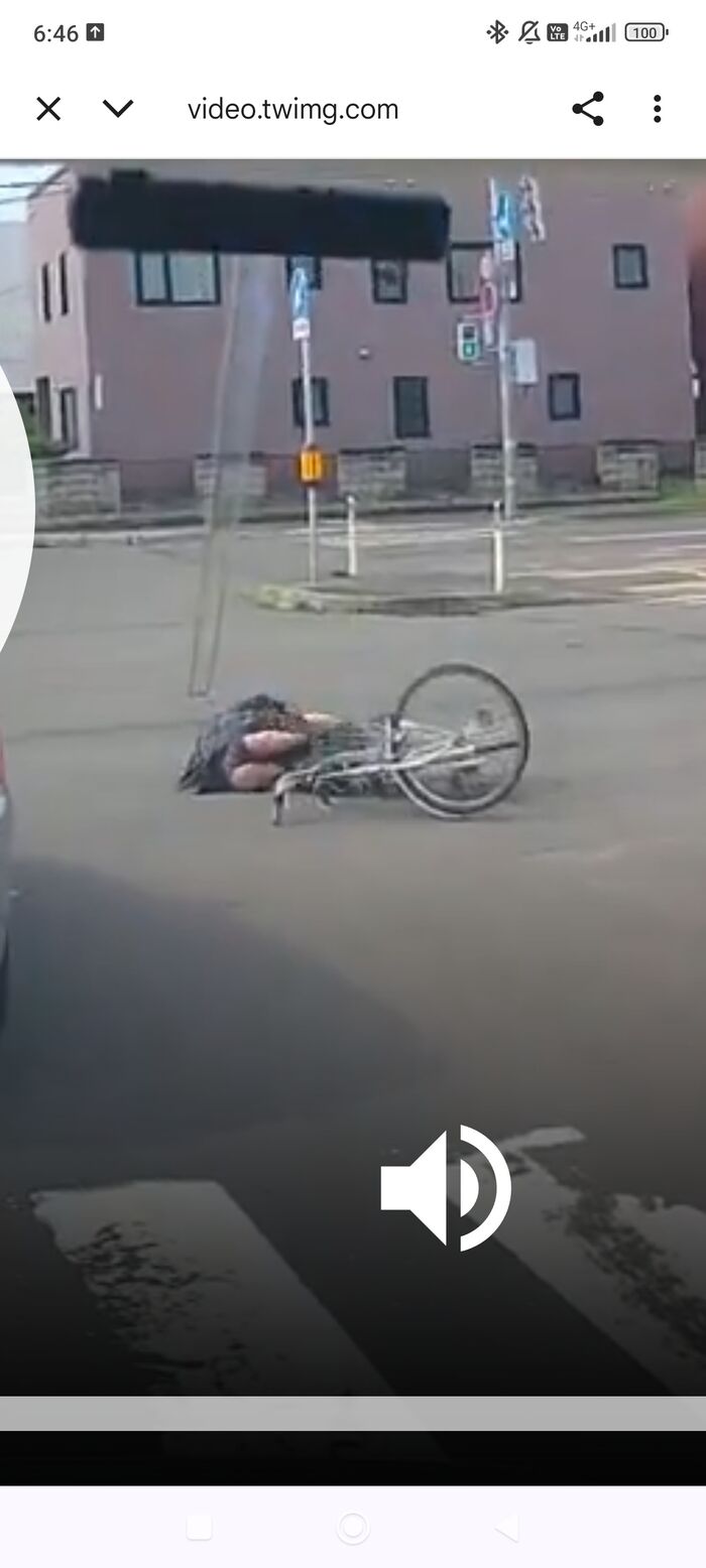 札幌JKが信号無視で車に轢かれてパンツが丸見えになる交通事故 4th image