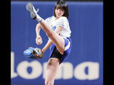 Mahjong professional Saka Okada charms beautiful legs at the first pitch ceremony