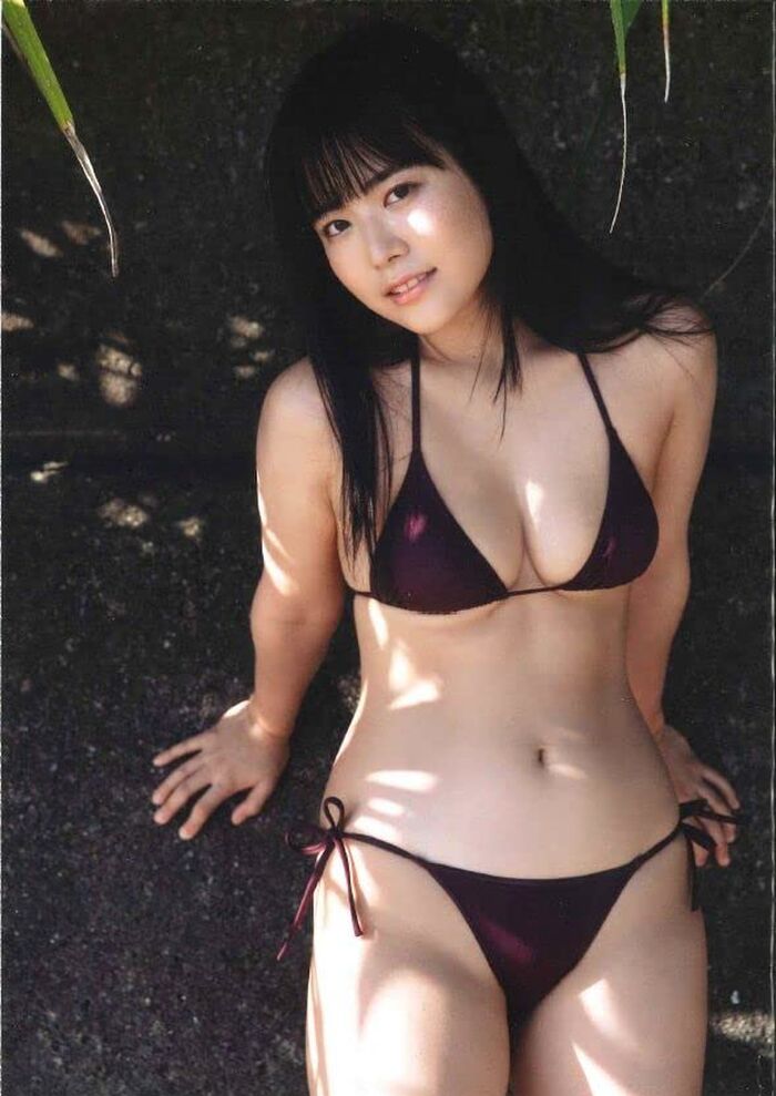 [Image] 3.8 million followers gravure, wwwwww Shinonome Umi showing off her naughty swimsuit in a boy's magazine, and she is troubled by glasses × bikini gravure!! 14th image
