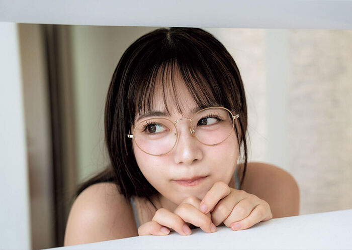 [Image] 3.8 million followers gravure, wwwwww Shinonome Umi showing off her naughty swimsuit in a boy's magazine, and she is troubled by glasses × bikini gravure!! 5th image