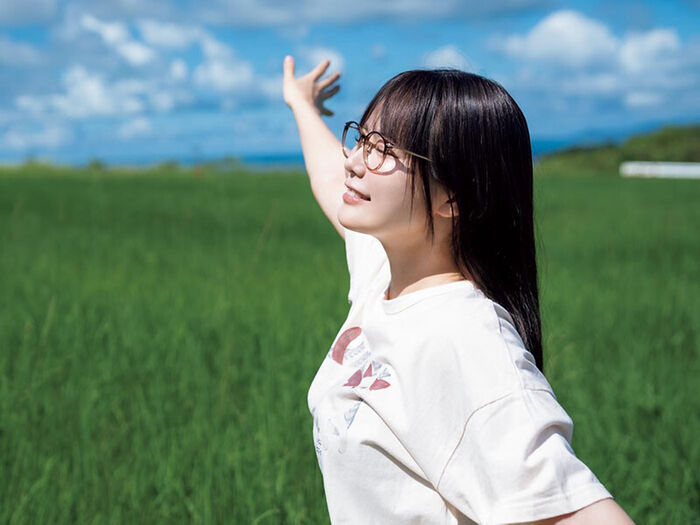 [Image] 3.8 million followers gravure, wwwwww Shinonome Umi showing off her naughty swimsuit in a boy's magazine, and she is troubled by glasses × bikini gravure!! 6th image