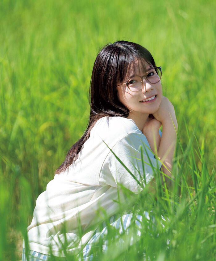 [Image] 3.8 million followers gravure, wwwwww Shinonome Umi showing off her naughty swimsuit in a boy's magazine, and she is troubled by glasses × bikini gravure!! 7th image