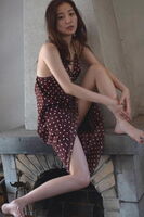 Riho Takada, who plays the heroine of "Kamen Rider Oz", who returned to gravure after 2 years and 9 months this year, showed off her unadorned sex appeal in her 5th photo book lol